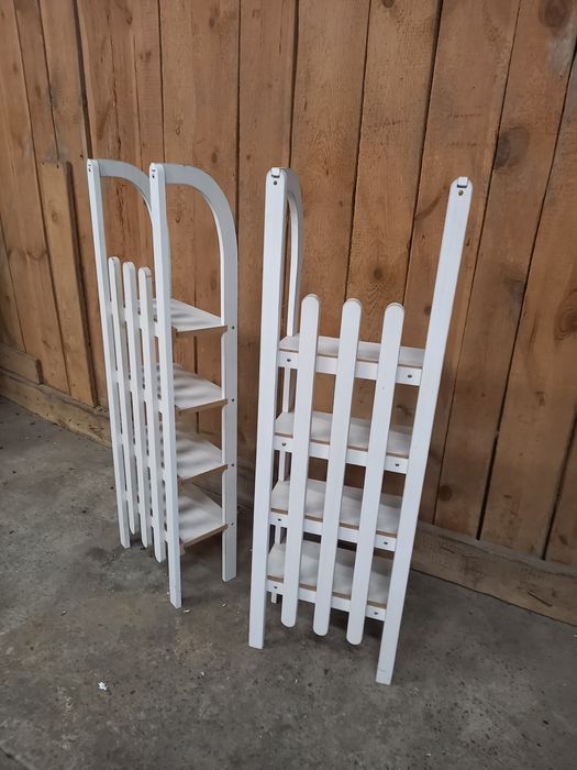 Regał w kształcie sanek.