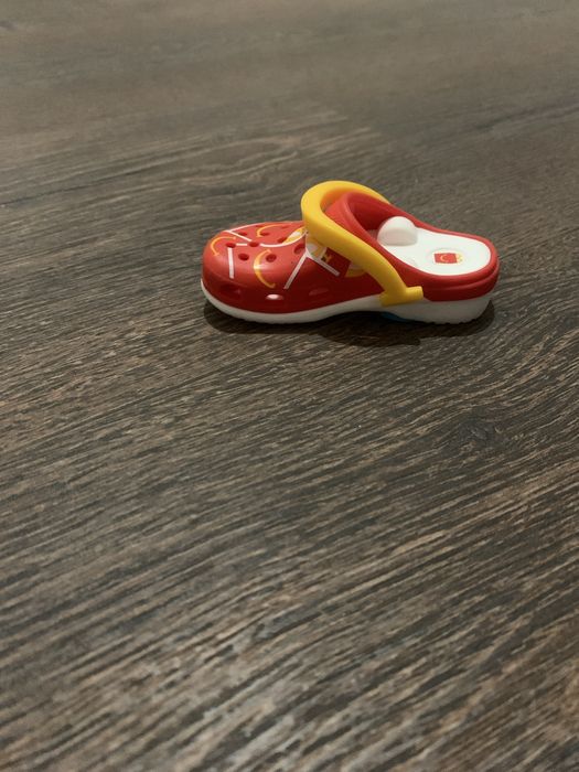 Продаж крокса з МакДональз