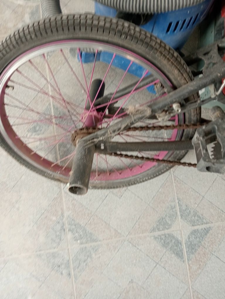 2 Bicicletas, tipo BMX e ciclista