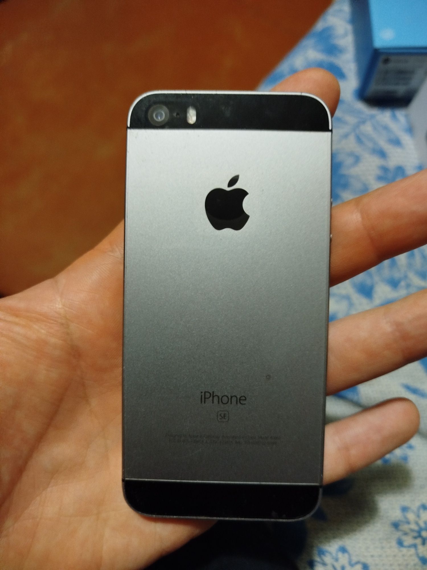 Продам iPhone SE (64gb)
