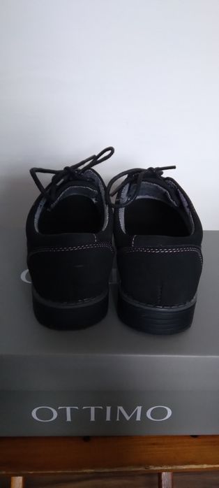 Eleganckie buty dla chłopca.