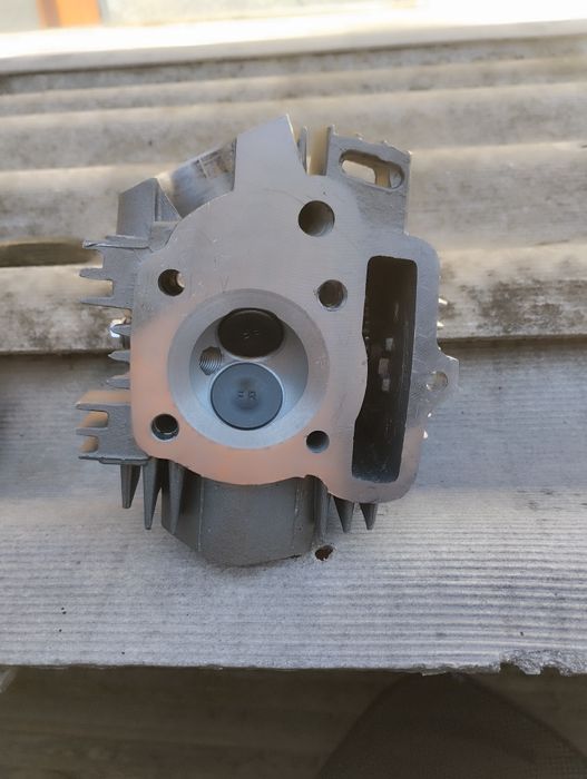 Продам двигуна від мопеда альфа на 50 кубиків  та головку від 110 нова