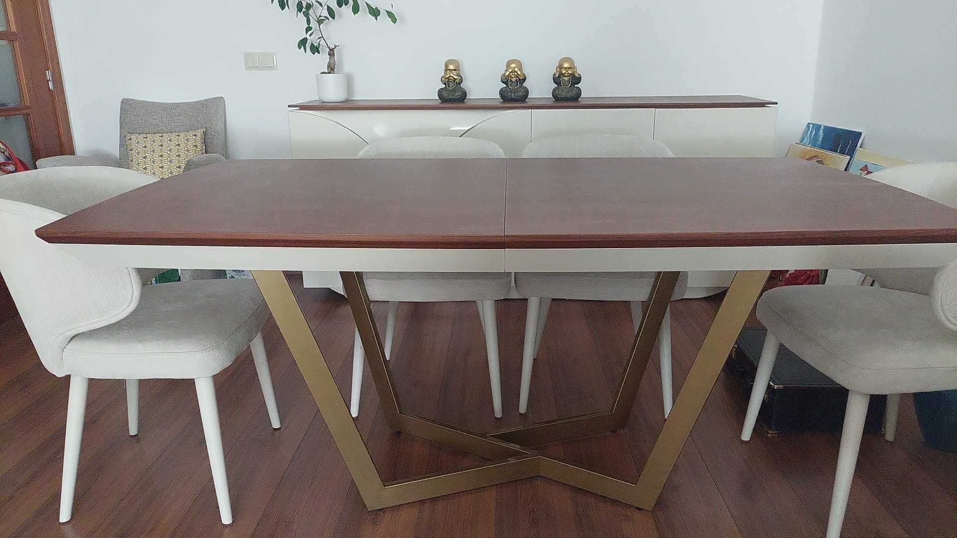Conjunto de sala de jantar madeira e lacado beje