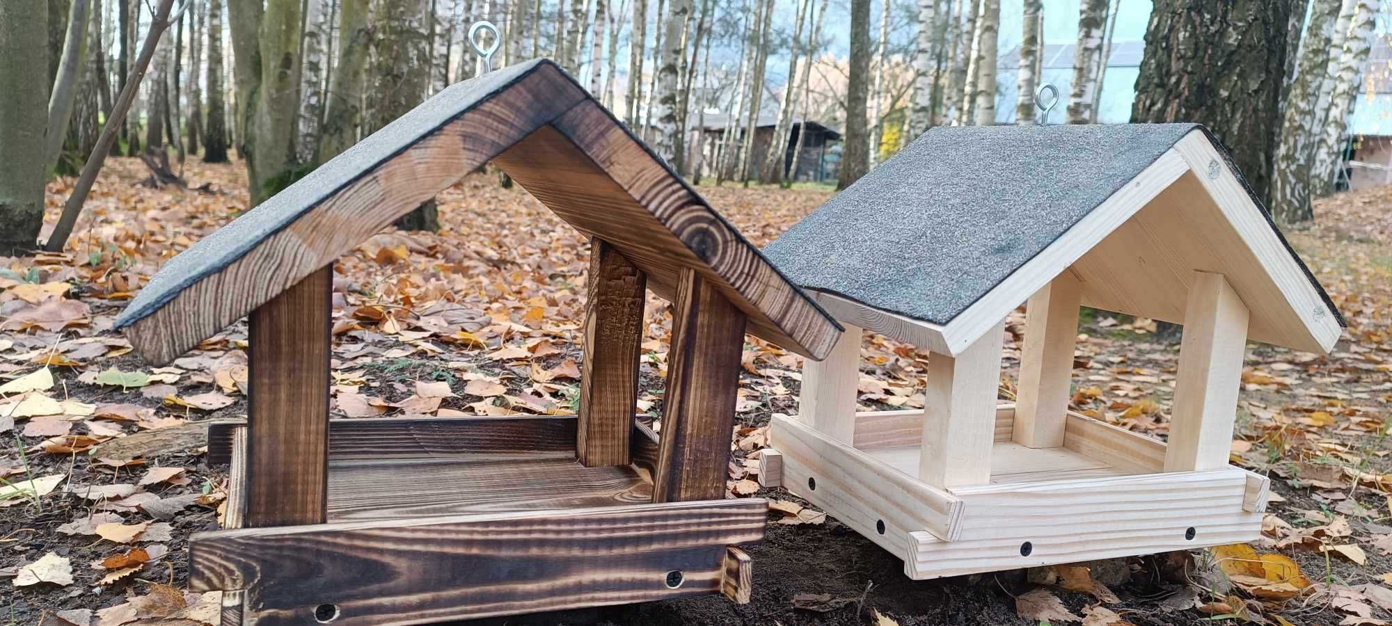 Karmnik dla ptaków drewniany.