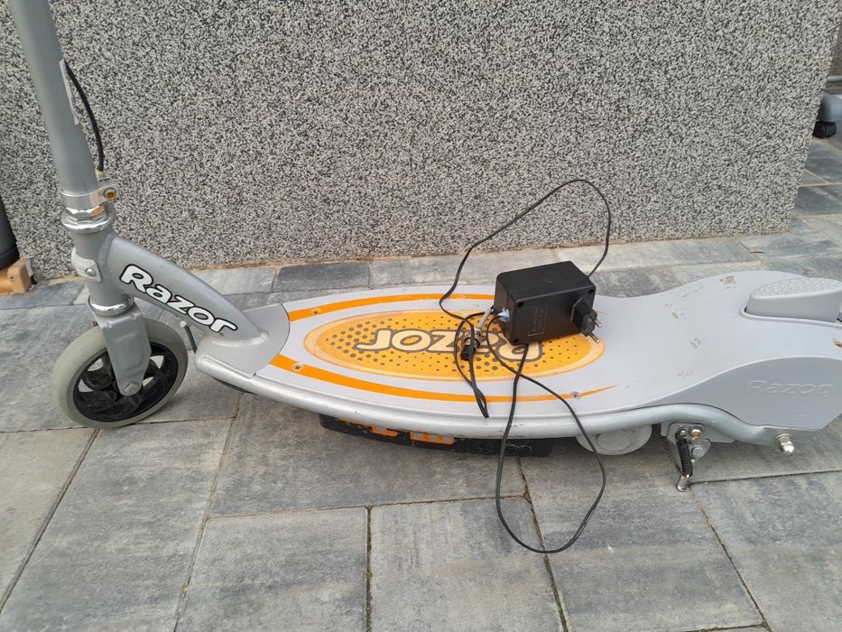 Hulajnoga elektryczna Razor E90 srebrna