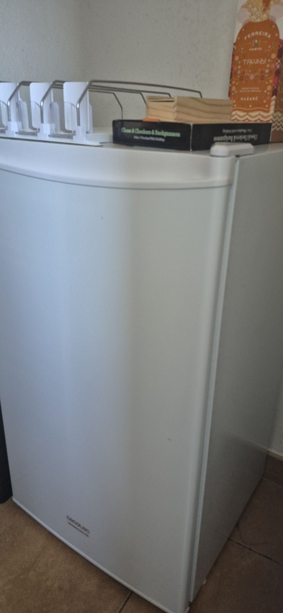 Mini Frigorífico de Mesa: Compacto e Eficiente!