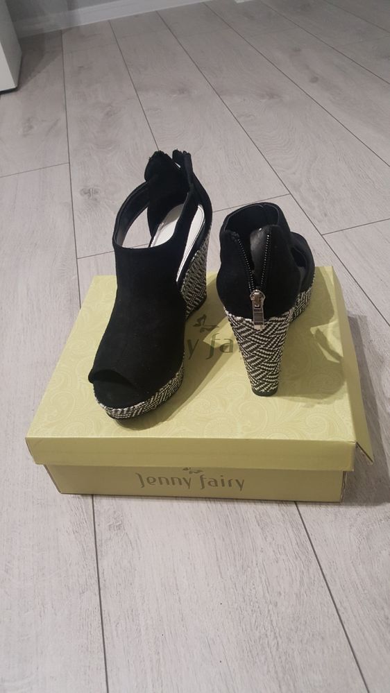 Buty na koturnie