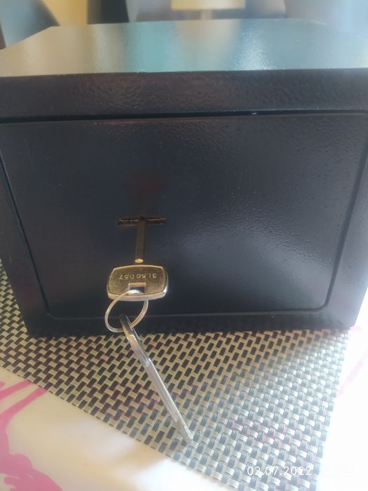 Продам новый сейф для дома!)