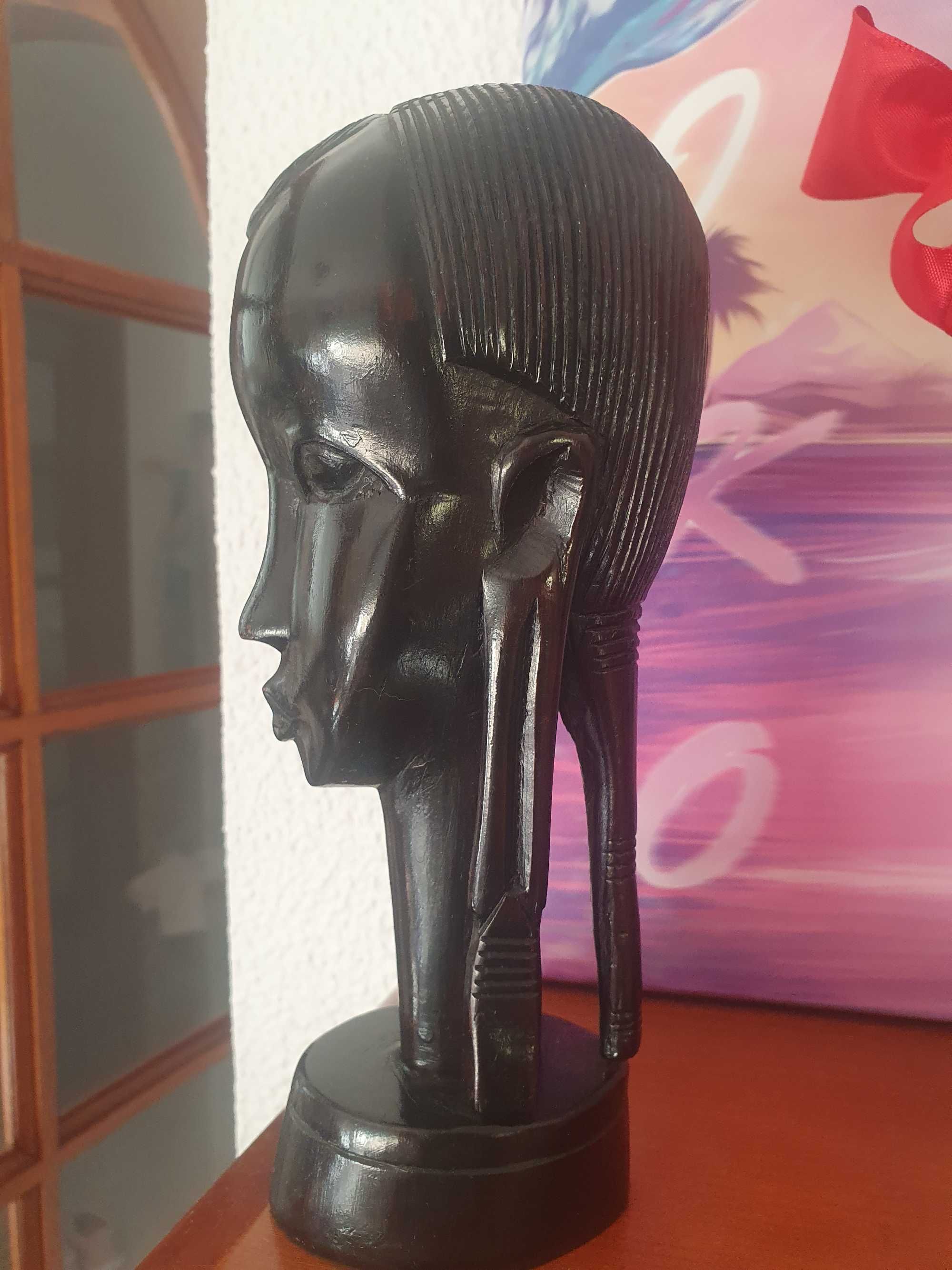 Busto em pau preto