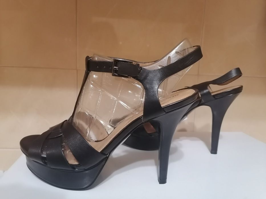 Босоніжки  чорні нові