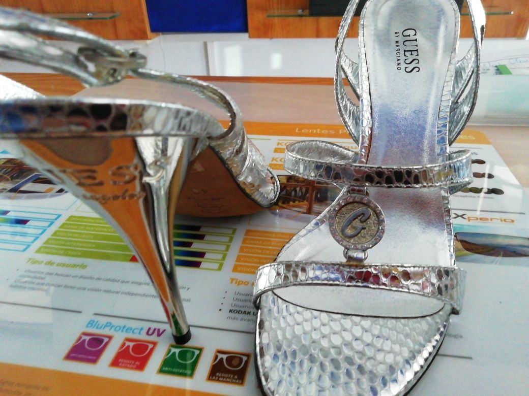 Sapatos Guess novos