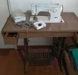 Máquina de costurar e bordar Elna, completa e afinada,