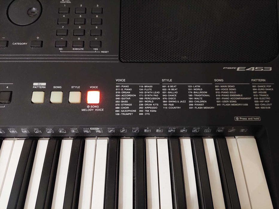 Teclado Yamaha PSR-E453