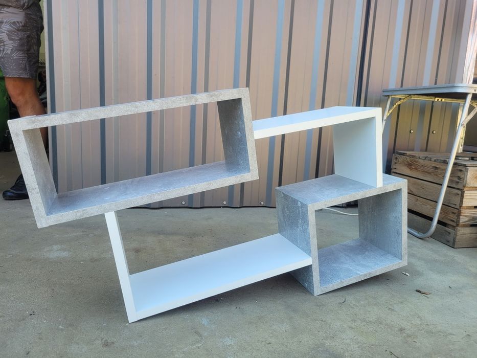 Półka na ścianę biała z marmurem