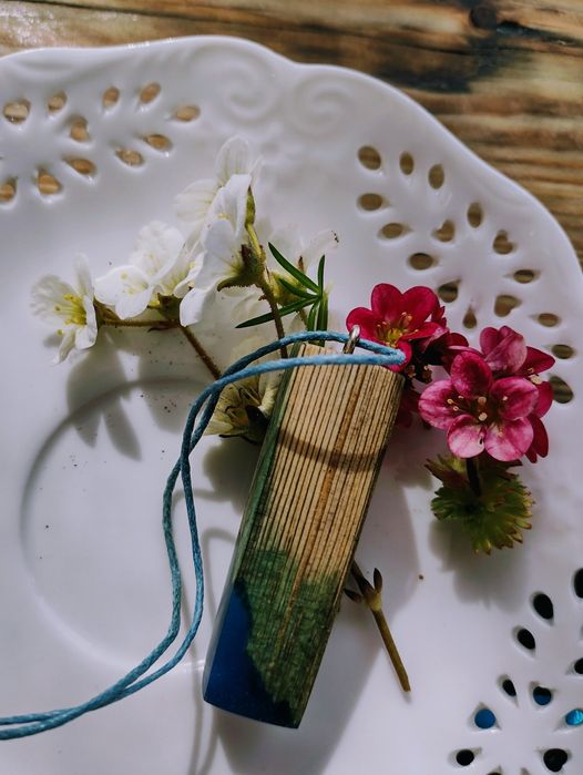 Wisiorek z drewna i żywicy