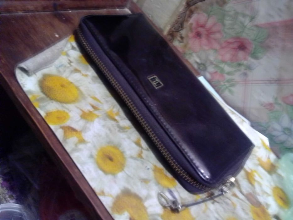 Продам дівочий лакований гаманець