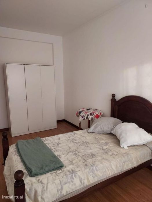 563018 - Quarto com cama de casal, com varanda...