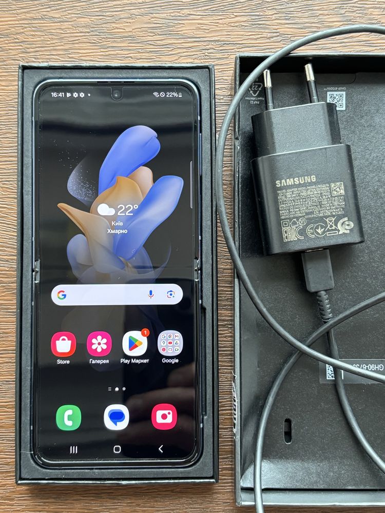 Samsung Galaxy Z flip 4 8/256 в ідеальному стані