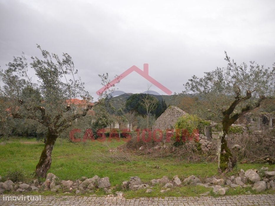 Terreno urbano para construção com uma ruína