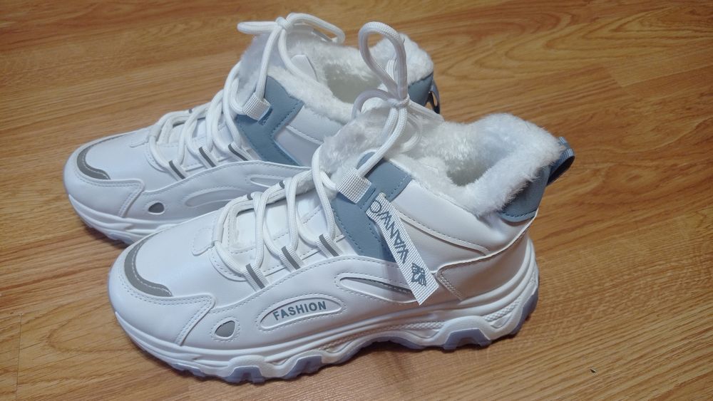 Утеплённые кросовки новые