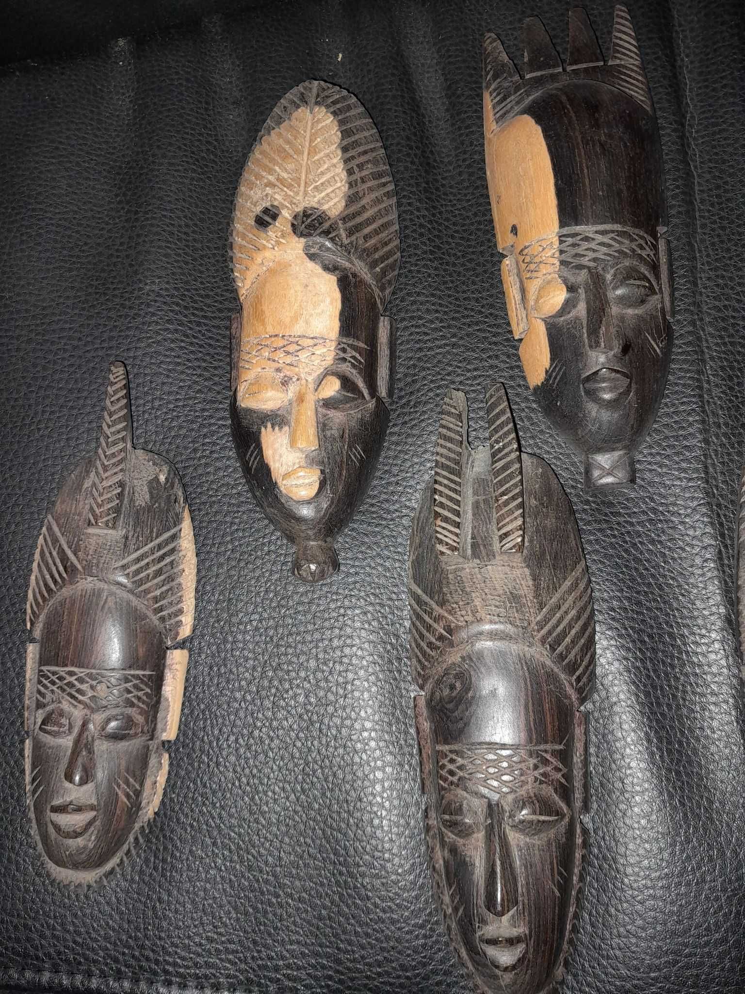 Conjunto de pequenas máscaras africanas