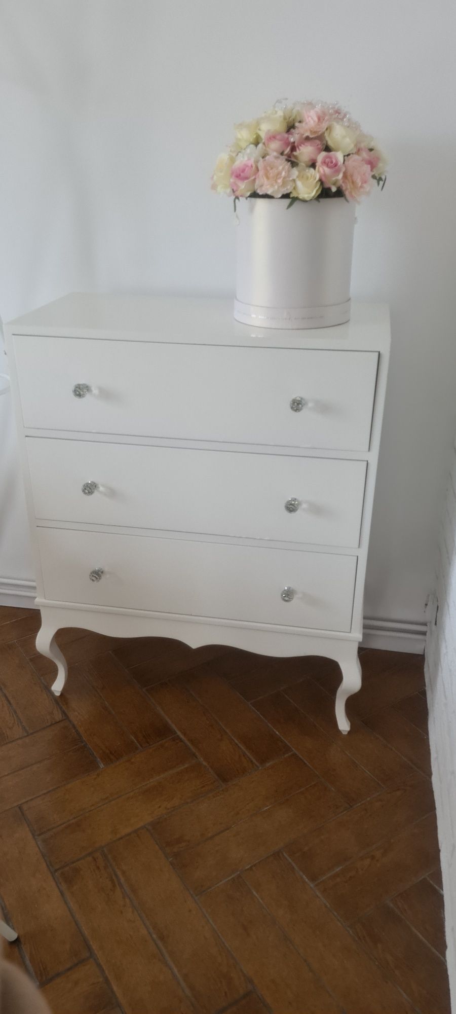 Komoda na stopkach Elegancka