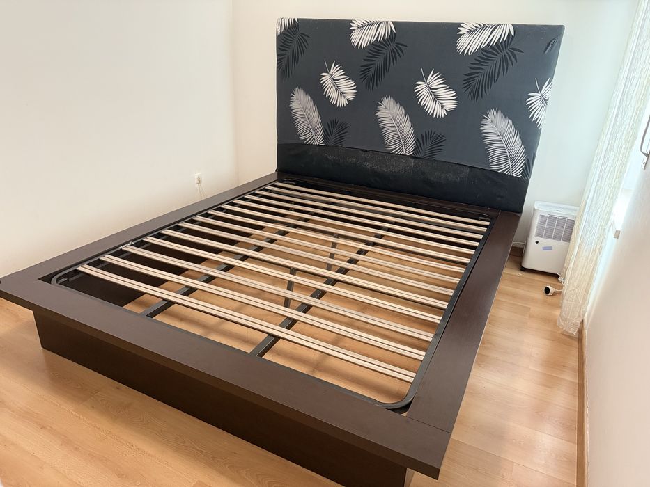 Cama (madeira maçiça) e estrado em excelentes condições