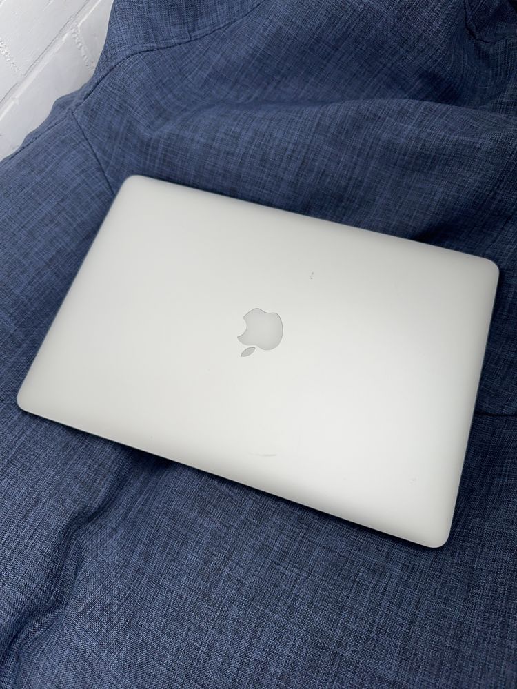 Macbook pro 15 2015 ( i7 2.2/3.5 , 256 SSD , 16GB RAM )