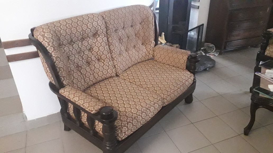 Sofá em madeira maciça