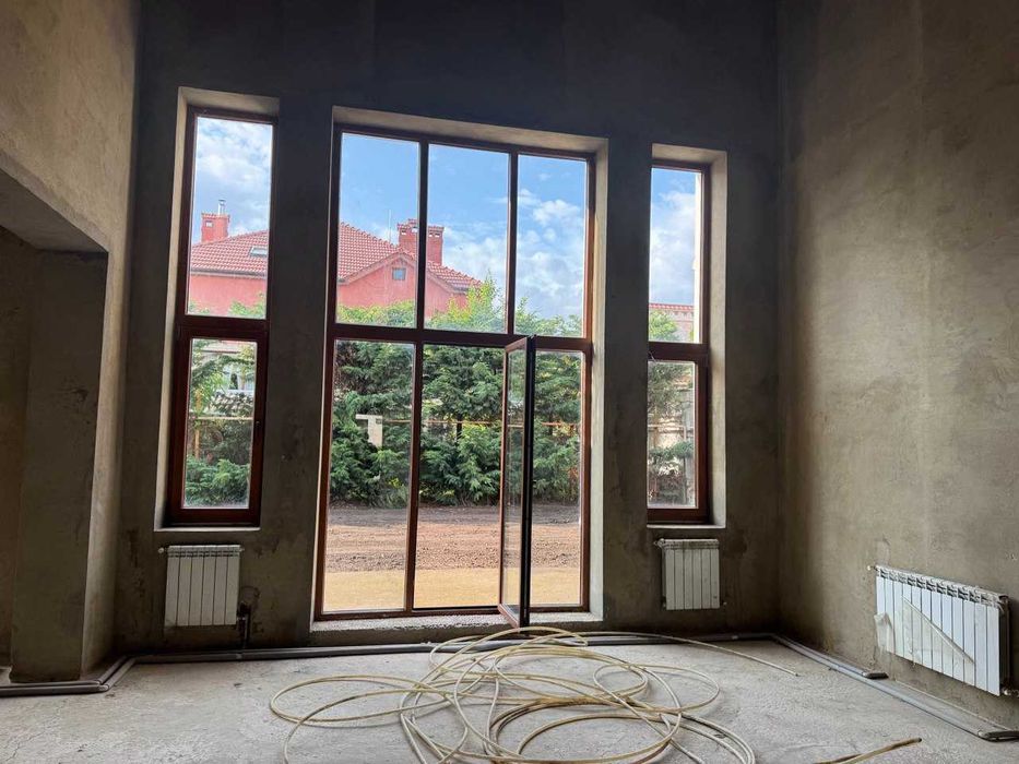 Просторий цегляний будинок біля моря | 402 м² | Готовий до оздоблення