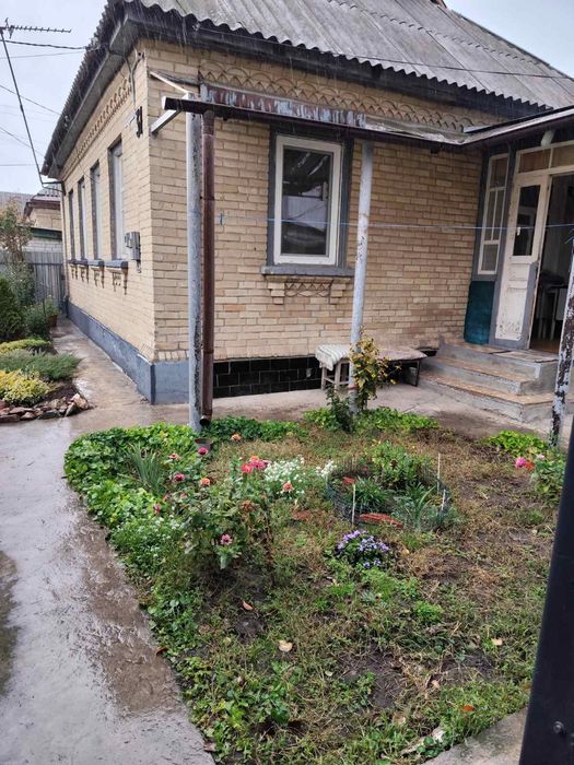 Здається частина будинку а районі оптового ринку.