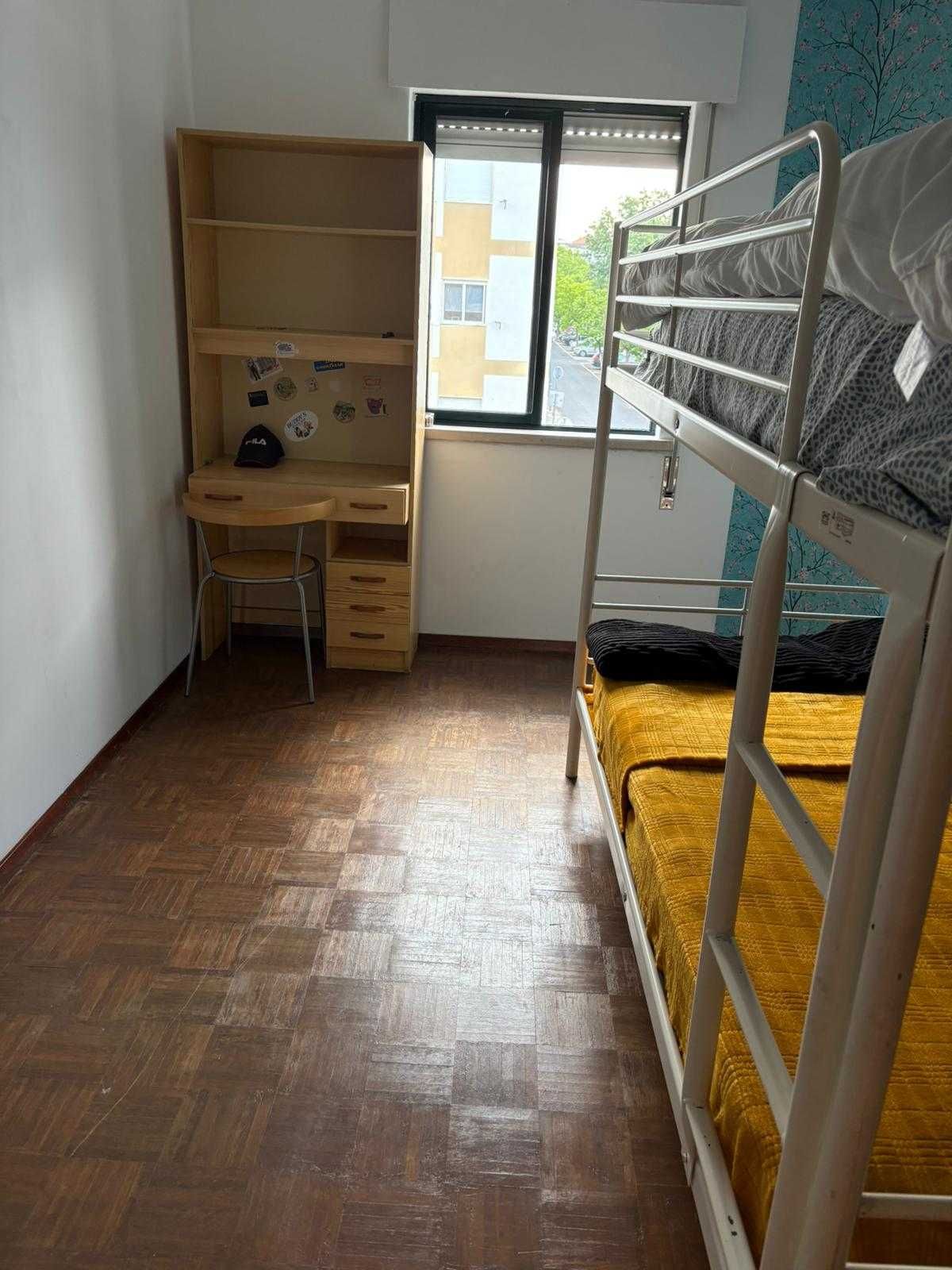 Quarto para arrendar- Moita (p/ senhoras)