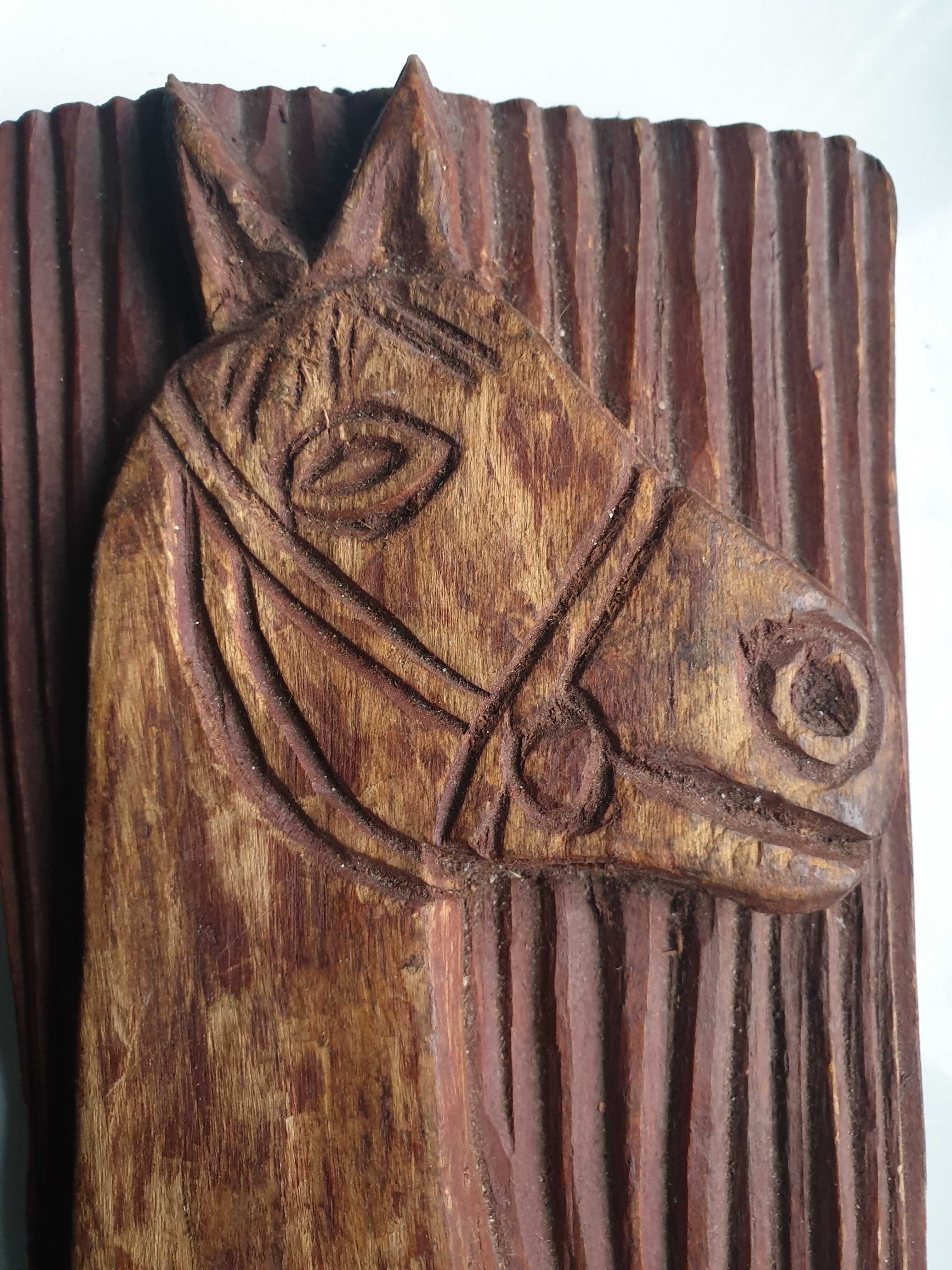 płaskorzeźba do powieszenia koń drewno