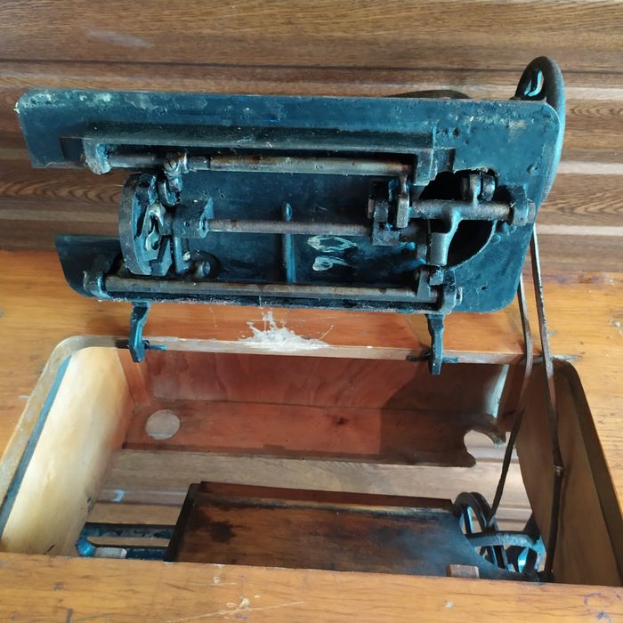 Швейна машина Держшвеймашина СССР 20-х років ножна з чавунною станиною