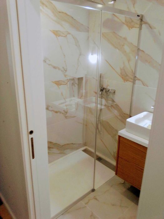 Remodelação de banhos- Substituição de banheira por base de duche.