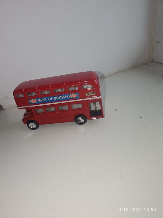 Іграшка, червоний британський автобус