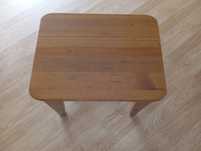 pequena mesa de madeira( ou peno banco)