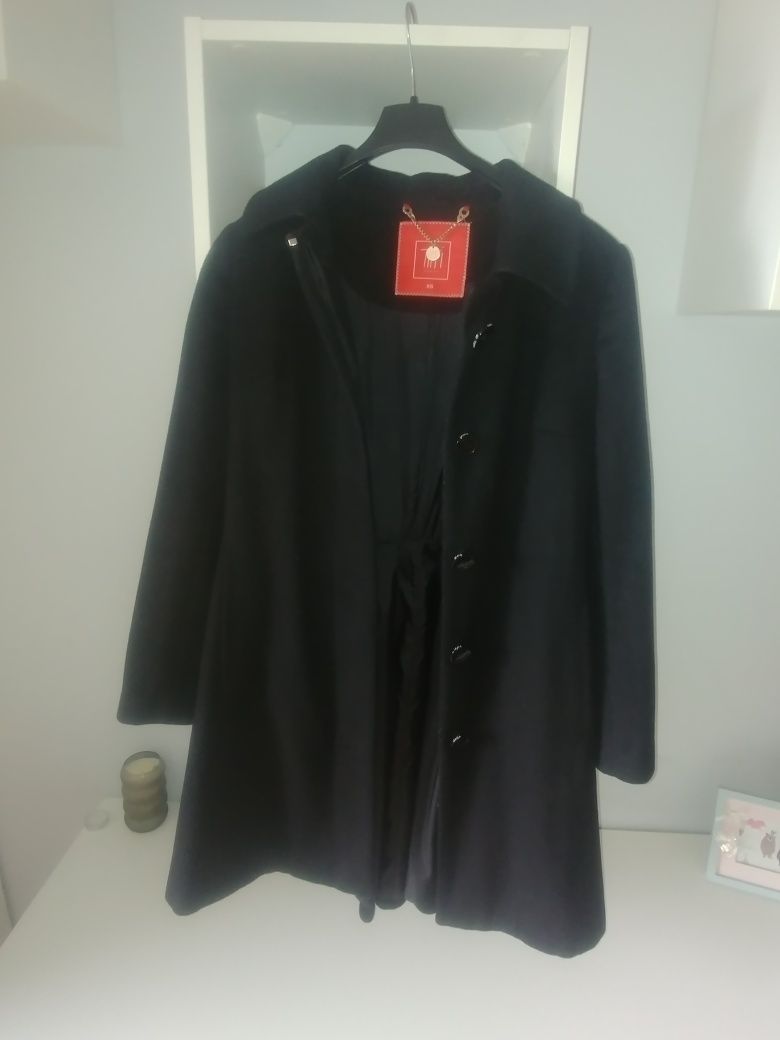 Klasyczny czarny płaszcz r. XS firmy Tiffi