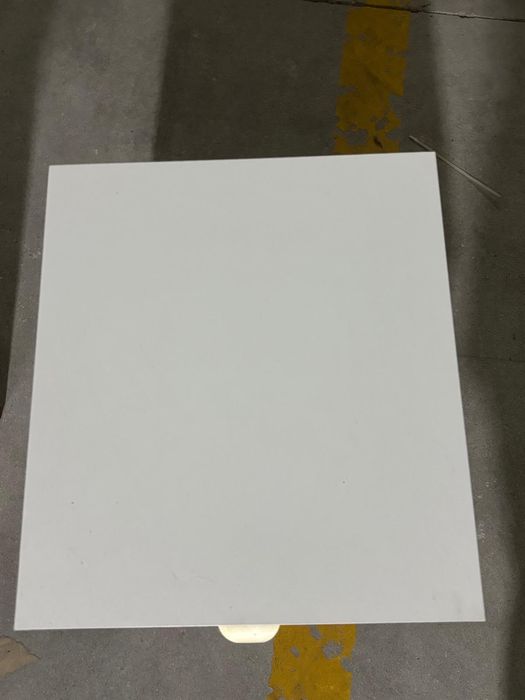 Mesa de cabeceira branca com puxador dourado