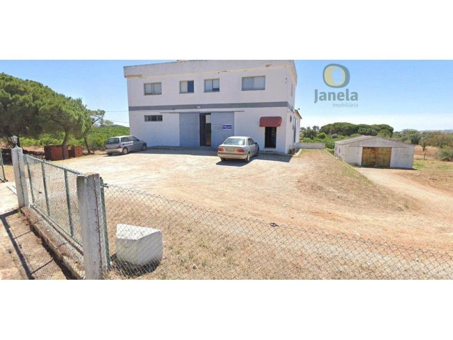 Armazém Comercial/Industrial com Terreno de 1 Hectare!