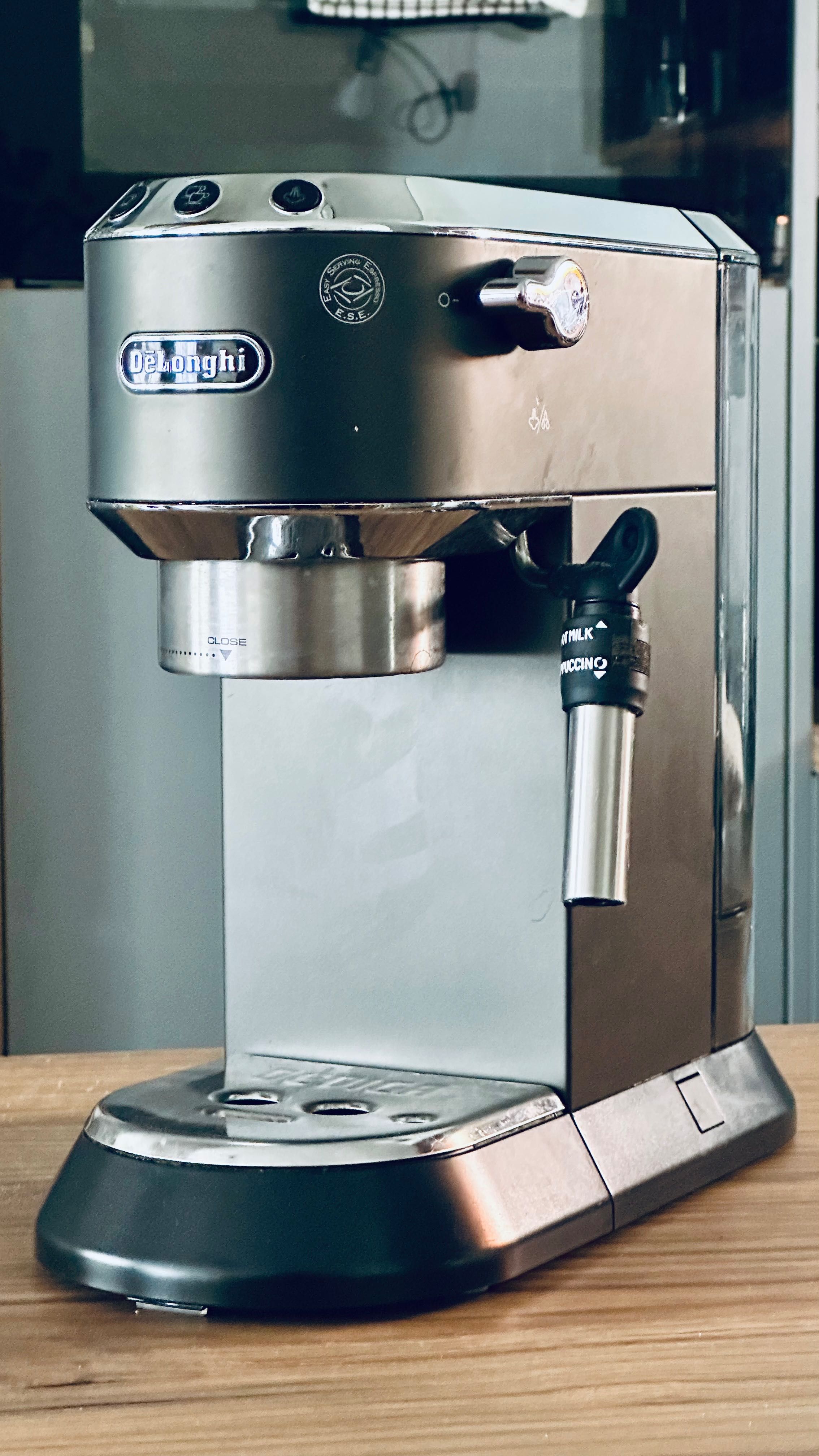 Ekspres kolbowy DeLonghi EC 685.BK Dedica Style z akcesoriami!