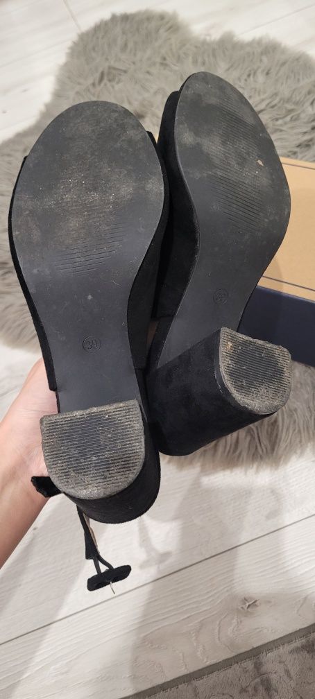 Buty damskie na obcasie