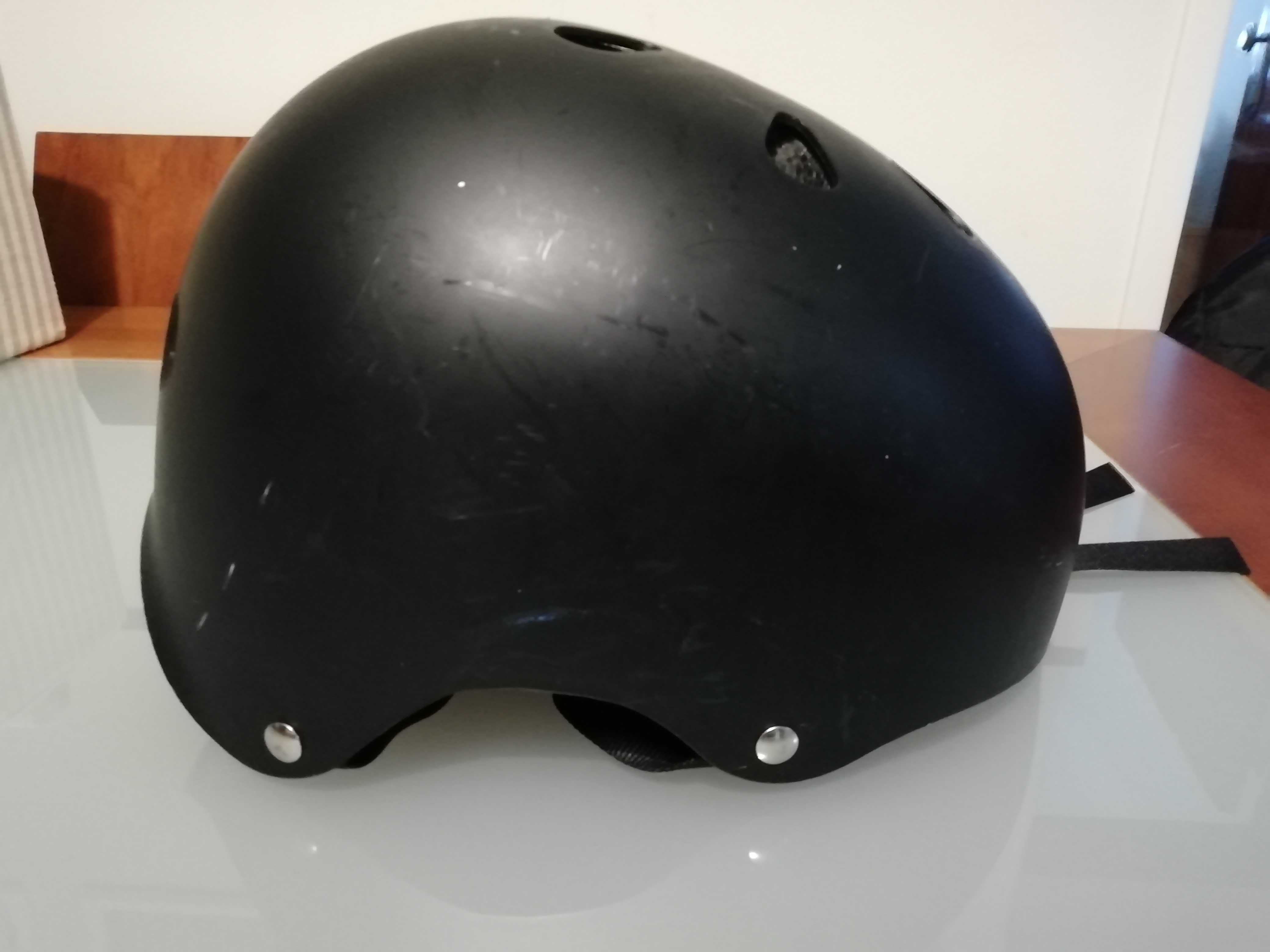 Capacete Bicicleta Skate Patins	- Usado - Em muito bom estado*!