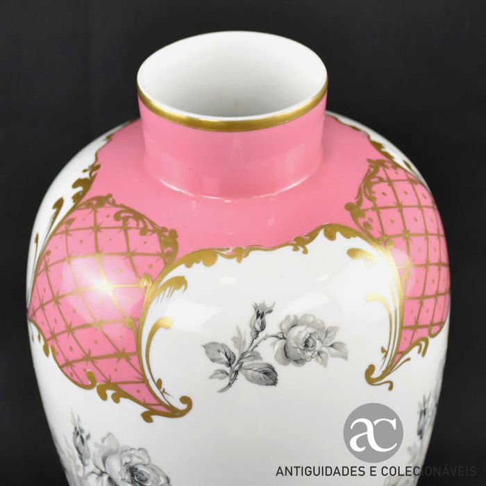 Pote com tampa porcelana Artibus, com apontamentos a ouro