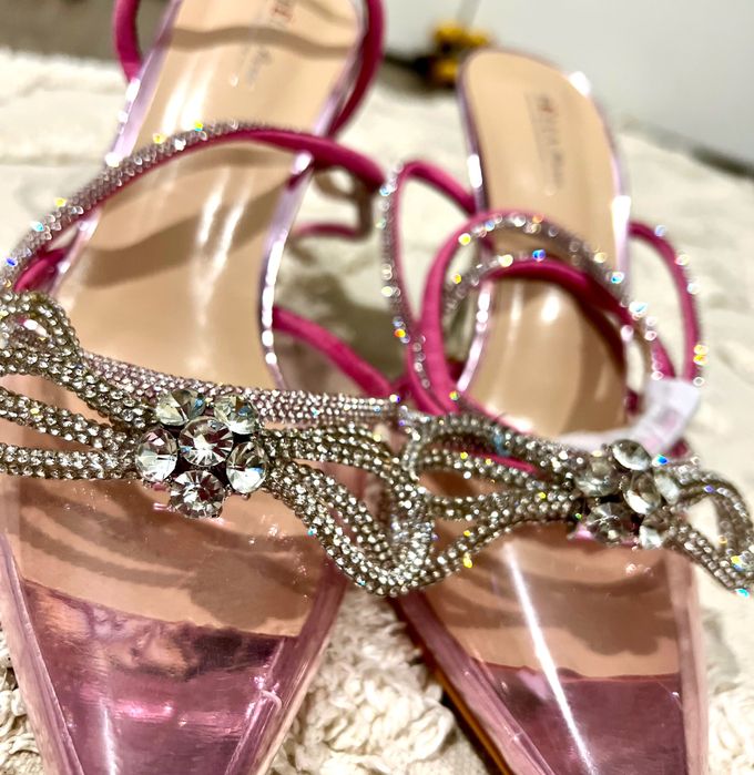 Transparentne viralowe szpilki z kokardą