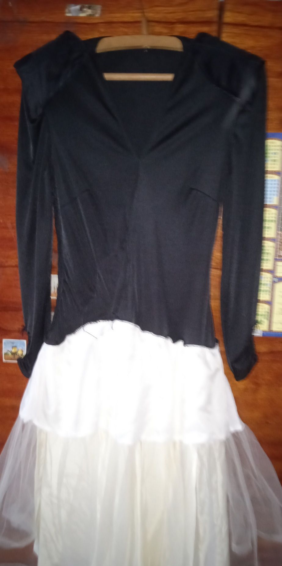 Чорна сукня з білим низом