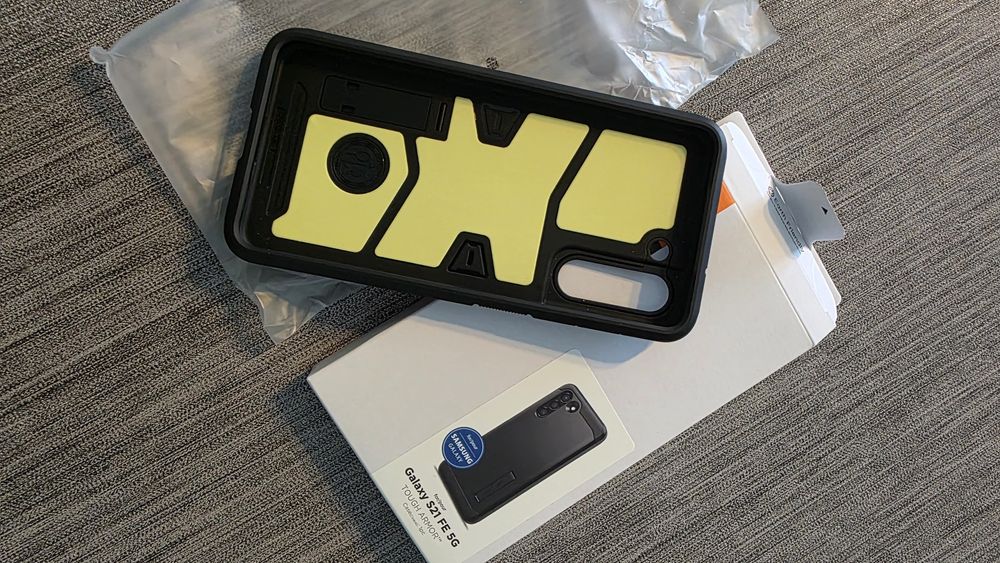 Capa Spigen Tough armor Samsung Galaxy S21 FE 5G