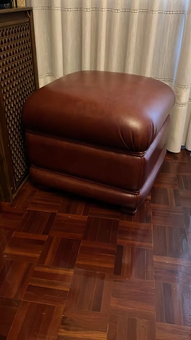 Sofá, poltrona e puffs em pele sintética (Muito Bom Estado)