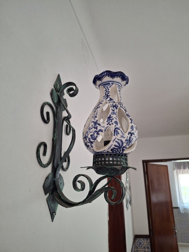 Candeeiro de parede ferro e ceramica