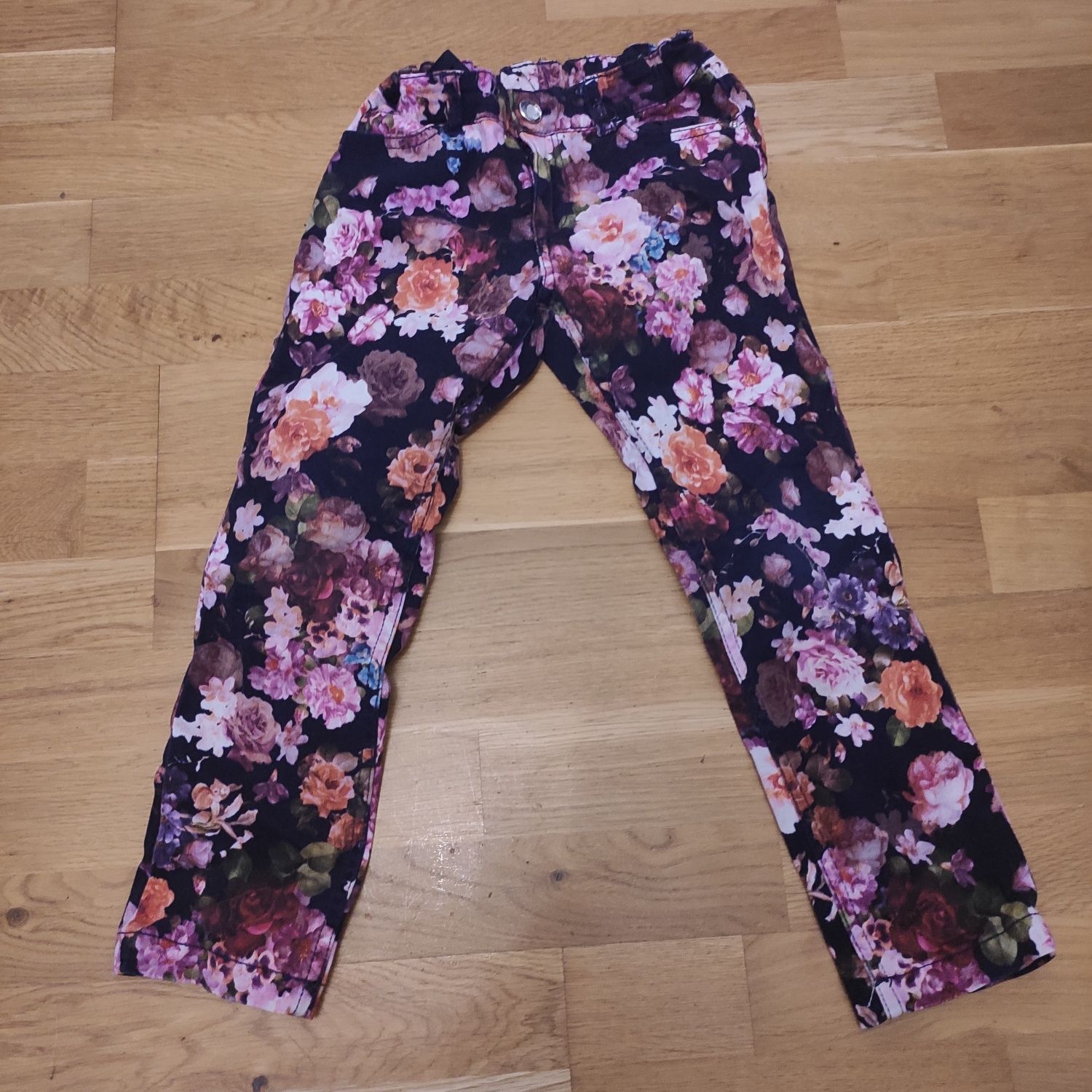 Śliczne Jeansy w kwiaty spodnie 110/116